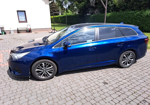 Toyota Avensis cena 57000 przebieg: 153982, rok produkcji 2017 z Chorzów małe 301